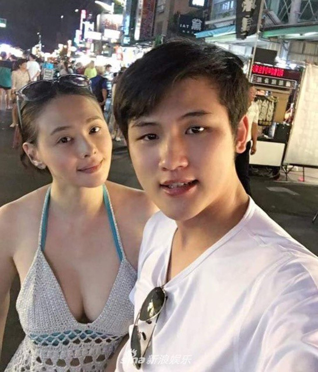 Tiêu Thục Thận thường xuyên khoe ảnh đi du lịch cùng người tình trẻ. Tuy nhiên sau khi lấy nhau, cuộc sống của cả hai không mấy suôn sẻ.