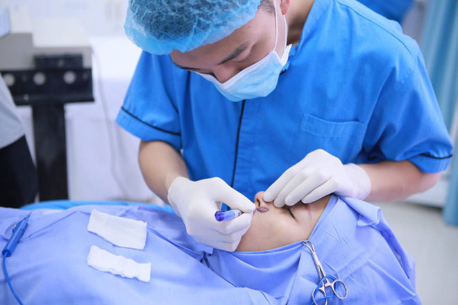 Bác sĩ Cao Duy: “Người nghiện thẩm mỹ hay soi gương và ám ảnh ngoại hình” - 1