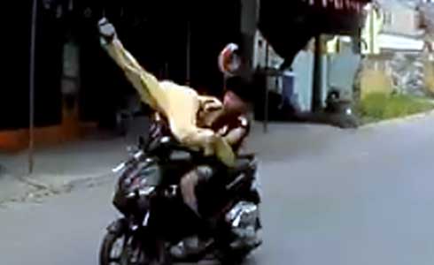 Nam thanh niên tông CSGT (ảnh cắt từ clip).