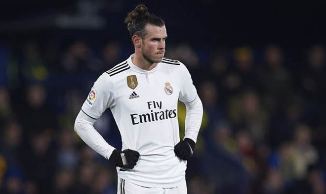 Gareth Bale rõ ràng không còn nằm trong kế hoạch của Real Madrid. HLV Zinedine Zidane đã không cho ngôi sao chạy cánh người xứ Wales ra sân bất kỳ phút nào ở 3 trận cuối mùa trước cùng "Los Blancos". Bale từng tuyên bố anh vẫn rất hạnh phúc dù phải ngồi dự bị nhưng vẫn hưởng lương cao ở Real. Còn nếu về Tottenham, anh sẽ phải chấp nhận giảm một nửa lương hiện tại. Sang Trung Quốc hưởng lương khổng lồ 1 triệu euro/tuần ở Guangzhou Evergrande cũng là giải pháp lý tưởng với Bale lúc này.