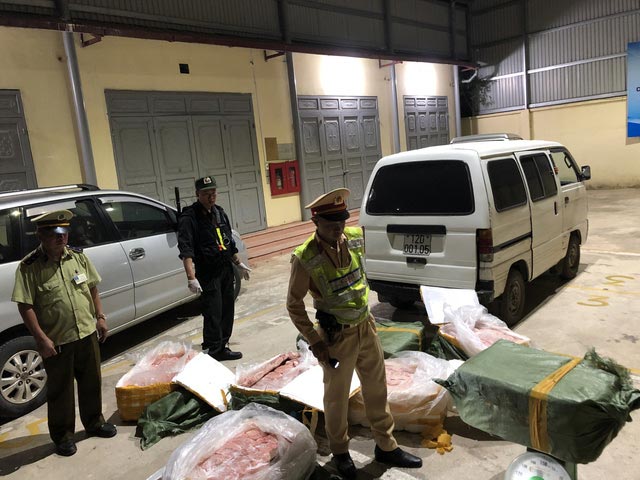Lực lượng chức năng tỉnh Lạng Sơn vừa bắt 720 kg nầm lợn nhập lậu từ Trung Quốc bốc mùi hôi thối đang vận chuyển trên địa bàn để đi tiêu thụ.