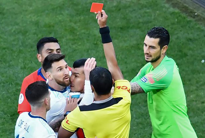 Messi ức chế cao độ vì thẻ đỏ phải nhận ở phút 37 trận tranh giải Ba Copa America 2019