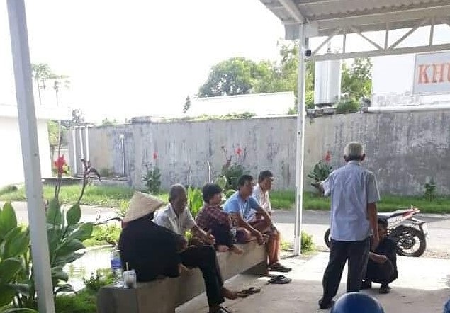 Người nhà ông Khá đưa nạn nhân vào nhập viện sau vụ chém nhau với ông Nhỏ - Ảnh: Hiền Huynh.