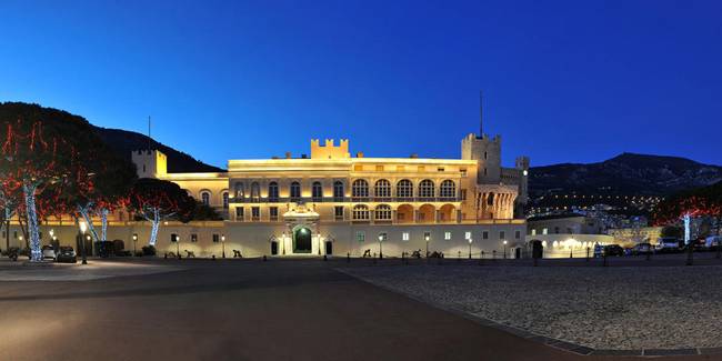 Hoàng gia sống trong cung điện như pháo đài được xây dựng năm 1162.
