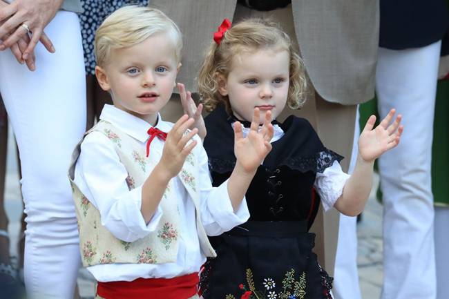 Hai con của thân vương Monaco là Công chúa Gabriella và Hoàng tử Jacques còn nhỏ nhưng cũng là biểu tượng về phong cách.