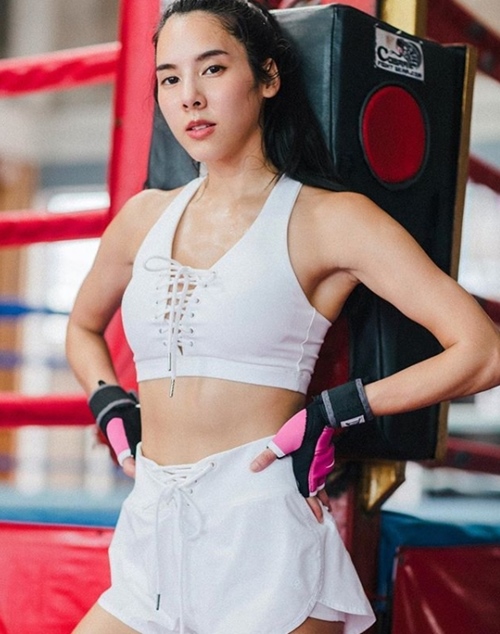 Bebe Thanchanok là một trong những hot girl phòng gym hàng đầu Thái Lan với tài khoản Instagram 2,5 triệu fan hâm mộ.
