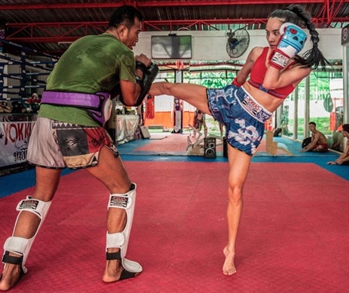 Cô tập nhiều môn thể thao từ pilates, yoga cho tới nhảy dây, chạy bộ, bơi lội nhưng vẫn yêu thích hơn cả là kick boxing. Nhờ kick boxing, người đẹp sở hữu thân hình săn chắc, cơ bụng đẹp tuyệt mỹ khiến người ta mê mẩn.