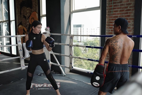 Ai mà ngờ mỹ nhân sở hữu vẻ đẹp ngọt ngào này lại có những khoảnh khắc tập kick boxing mạnh mẽ đến vậy?