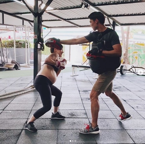 Nữ ca sĩ duy trì thói quen tập kick boxing ngay cả khi bụng sắp “vượt mặt”.
