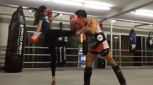 Thân hình nhỏ nhắn nhưng những cú đá của Sirin vô cùng dũng mãnh.