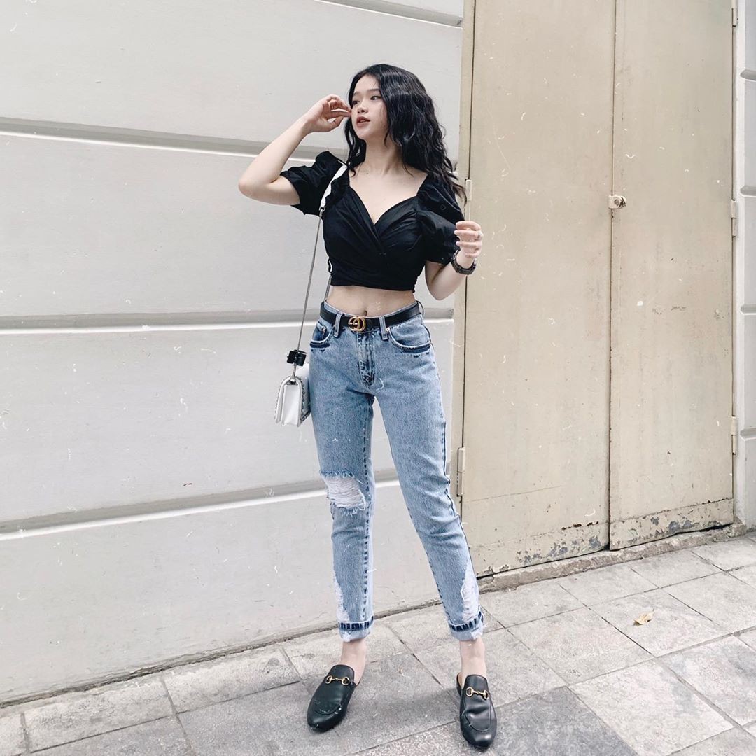 có nhiều tai tiếng trước đó, Linh Ka được biết tới như một thế hệ hot girl 10X đình đám giới Hà thành với nhiều phát ngôn gây sốc. Bẵng đi một thời gian, cô nàng xinh đẹp và lớn nhanh như thiếu nữ đôi mươi. Linh Ka vẫn là cái tên được giới teen Việt biết tới nhiều hơn nhờ vào thú chơi hàng hiệu dù mới 17 tuổi. Khá sành điệu, tuy nhiên Linh Ka vẫn bị cho là dùng đồ hiệu chưa tinh ý khi đeo ngược chiếc thắt lưng Gucci.