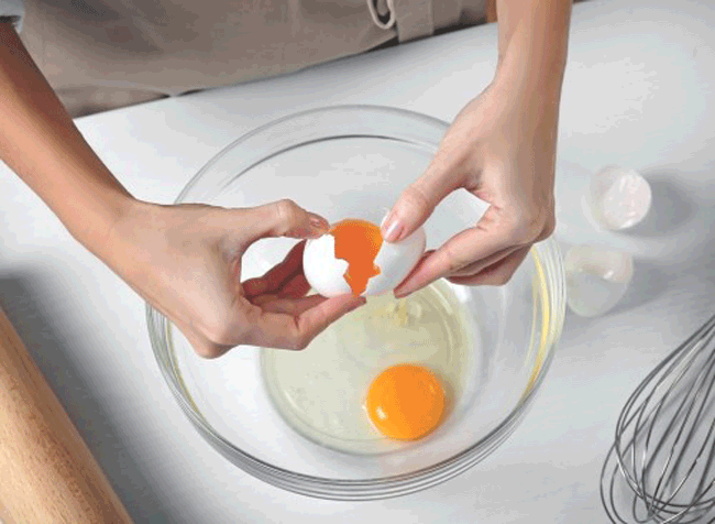 2. Đập vỡ trứng vào miệng bát: Thói quen này có thể khiến vỏ trứng lẫn vào trong món ăn của bạn. Các đầu bếp khuyên bạn nên đập trứng vào 1 bề mặt phẳng thay vì miệng bát.