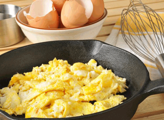 3. Không đánh tan trứng trước khi chiên: Một sai lầm phổ biến mà mọi người thường mắc phải khi vội vàng là đập trứng thẳng vào chảo. Đừng bỏ qua bước đánh trứng vì nó rất quan trọng trong việc tạo ra những món trứng trộn hoàn hảo.