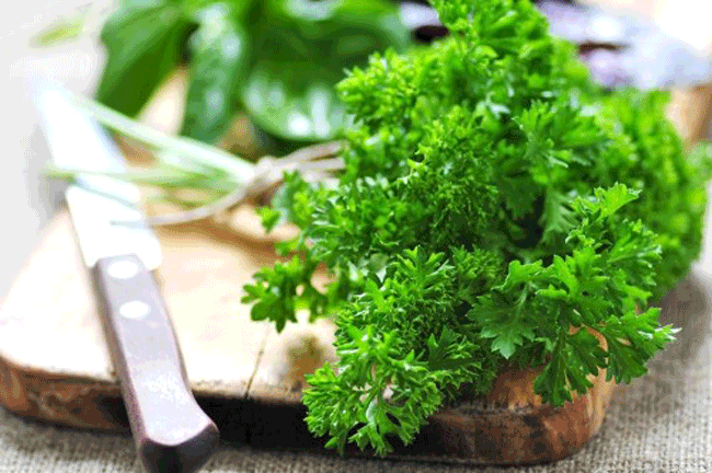 10. Không kết hợp với các loại gia vị tươi: Chắc chắn, muối và hạt tiêu là sự kết hợp hoàn hảo nhất cho các món trứng. Tuy nhiên, việc thêm 1 số loại gia vị tươi như hành lá, rau mùi, tiêu xanh... sẽ làm tăng hương vị cho món ăn 1 cách bất ngờ.