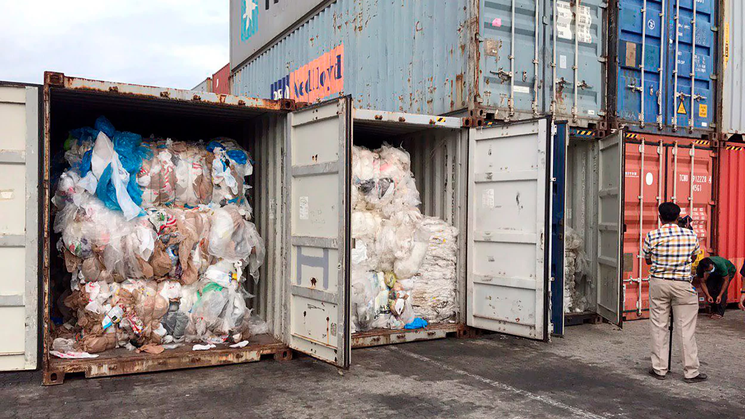 Các container rác thải nhựa Campuchia thu giữ hôm 16/7 có nguồn gốc từ Mỹ và Canada