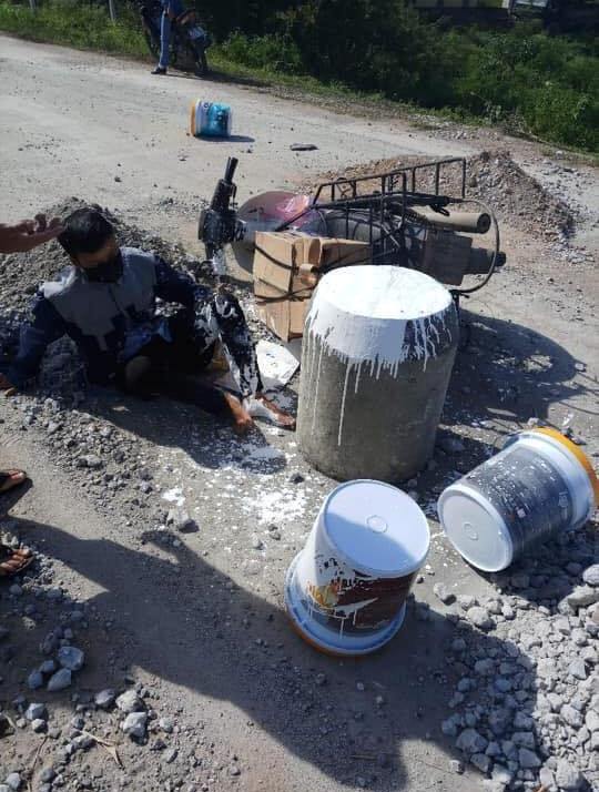 Một số phương tiện lưu thông qua đã đâm vào trụ bê tông và gặp nạn. Ảnh: H.H