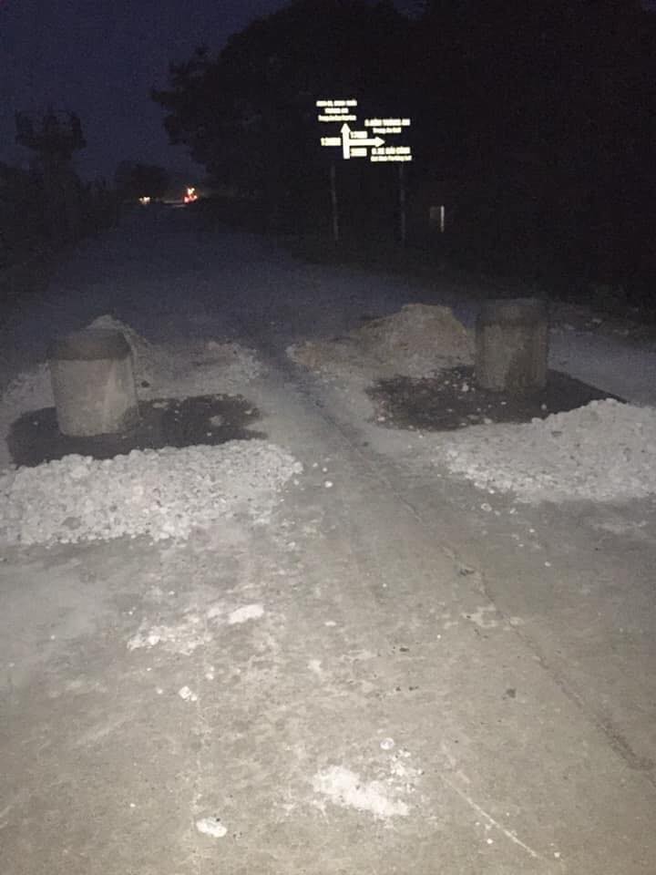 Cột trụ bê tông đổ trên đường đê Hoàng Long. Ảnh: H.H