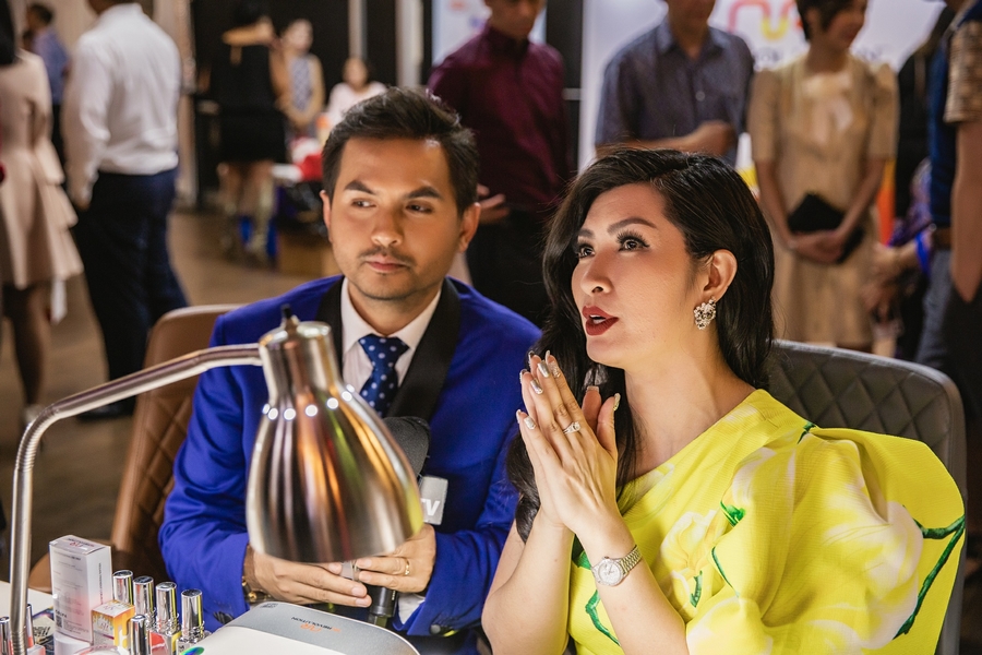 Đức Tiến đảm nhận vai trò MC trong chương trình. Sau album Mộc bán hơn 5.000 bản tại Mỹ và được truyền thông ghi nhận, Nguyễn Hồng Nhung tiếp tuc ghi điểm khi là ca sĩ Việt Nam duy nhất ngồi ghế VIP của 'Haute Couture Fall Winter 2019' diễn ra ở Pháp. Nguyễn Hồng Nhung thổ lộ, gần đây cô thăng hoa trong sự nghiệp và vẻ ngoài rạng rỡ hơn hẳn nhờ cuộc sống hạnh phúc bên gia đình nhỏ. Ông xã thấu hiểu, chăm sóc con cái và hỗ trợ hết lòng cô trong sự nghiệp.