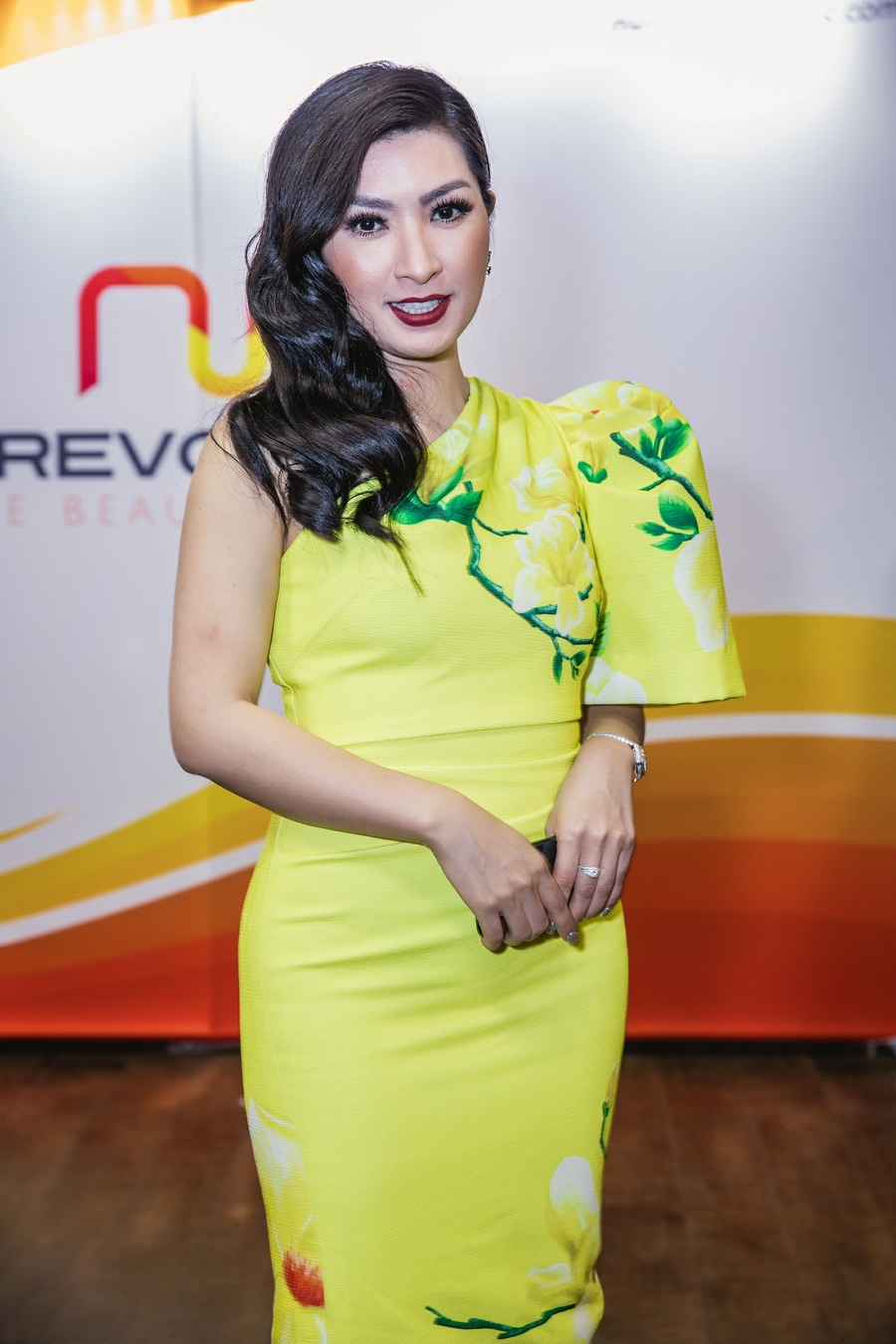  Nguyễn Hồng Nhung chọn váy có cùng tông màu với siêu xe. Trên thảm đỏ, cô còn gây chú ý với loạt trang sức lấp lánh, trong đó có nhẫn kim cương 30.000 USD. 