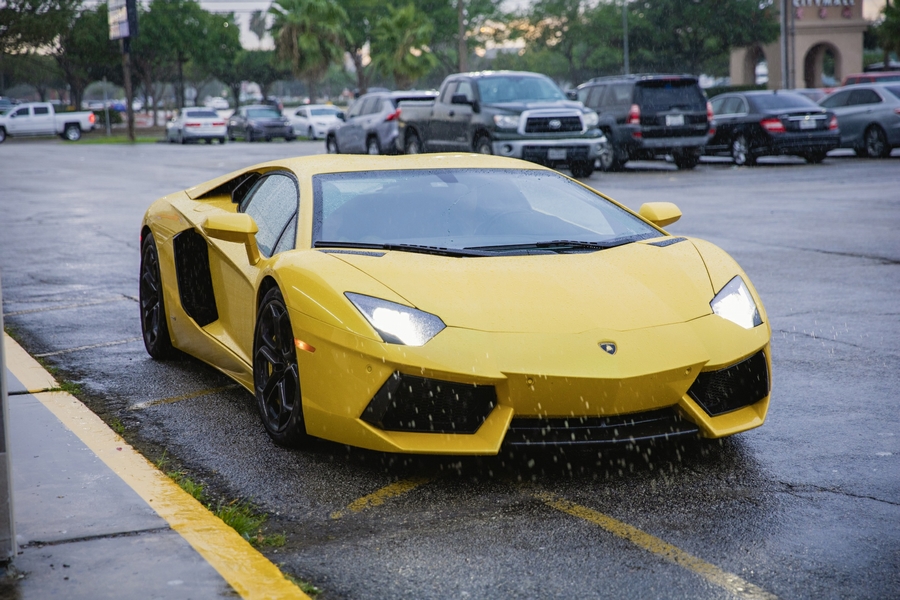 Đến dự một sự kiện mới đây tại Mỹ, Nguyễn Hồng Nhung gây choáng ngợp khi lái siêu xe hiệu Lamborghini, màu vàng nổi bật. Giá chiếc siêu xe này là 500.000 USD. 