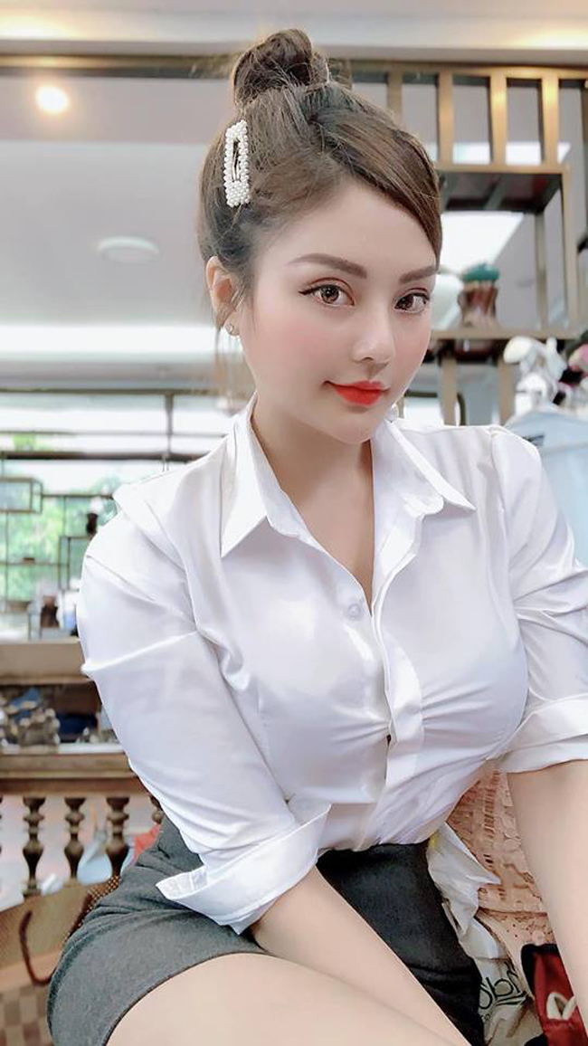 Nguyễn Trà My (sinh năm 1995, quê Hà Tĩnh) xuất hiện trong phim "Về nhà đi con" với vai nữ thư ký, lễ tân lẳng lơ khiến nam chính liên tục muốn tăng lương vì quá gợi cảm 