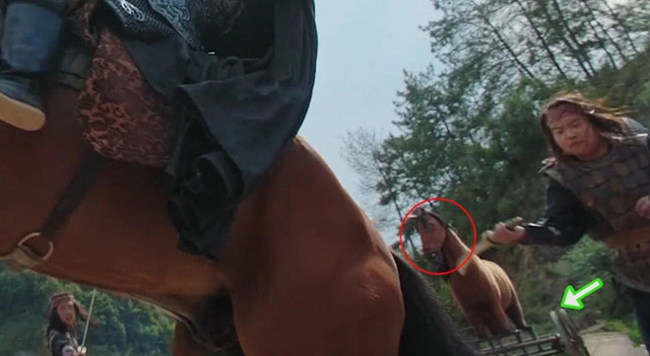 Trong phim "Phượng dịch", ê-kíp đoàn phim sử dụng ngựa giả.