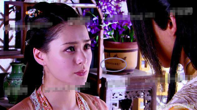 Các đạo cụ thời hiện đại trở thành nhân vật &#34;thứ ba&#34; vô duyên trong phim cổ trang.