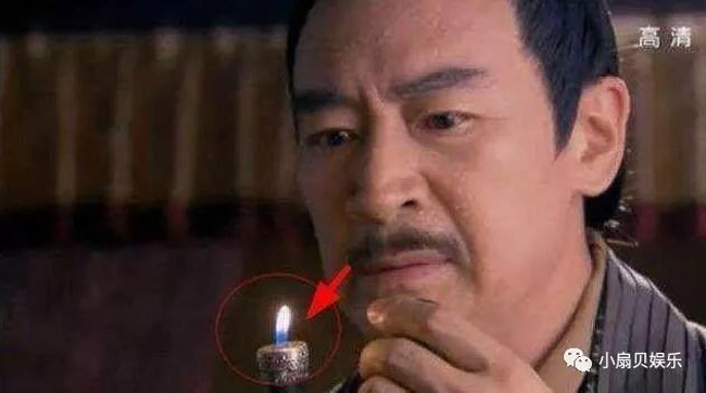 Đạo cụ là cây nến nhưng khán giả nhận ngay ra ánh lửa từ chiếc bật lửa thời hiện đại.
