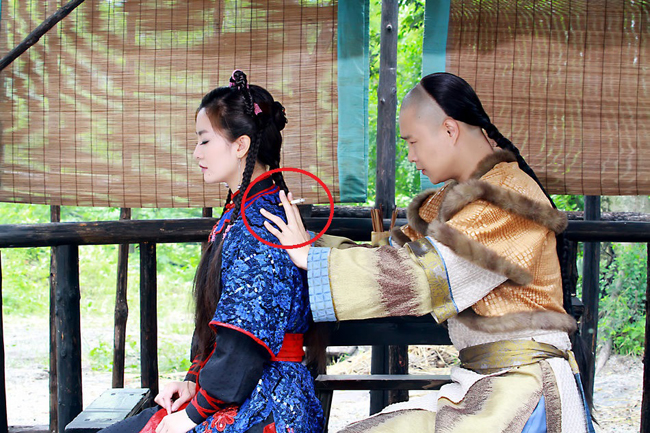 &#34;Sạn&#34; hài hước trong cảnh quay của nam diễn viên Hà Thịnh Minh khi anh vô tư mang theo cả thuốc lá vào phim cổ trang.