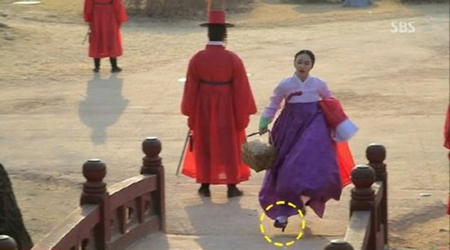 Giày cao gót mà Kim Tae Hee đi trong phim &#34;Jang Ok Jung, Lives in Love&#34; bị khán giả phát hiện thấy.