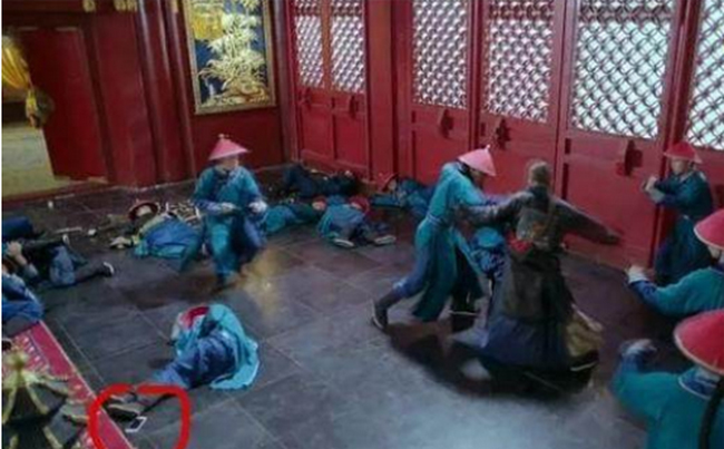Điện thoại vô tình bị vứt ngay trên sàn, giữa lúc binh lính đang đánh nhau.