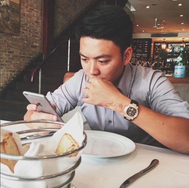 Bạn trai tin đồn Hoa hậu Mỹ Linh sở hữu những chiếc đồng hồ đắt tiền, có giá vài trăm cho đến cả tỷ đồng. Trên trang cá nhân, anh chàng thường xuyên đăng tải hình ảnh những chiếc đồng hồ có giá trị