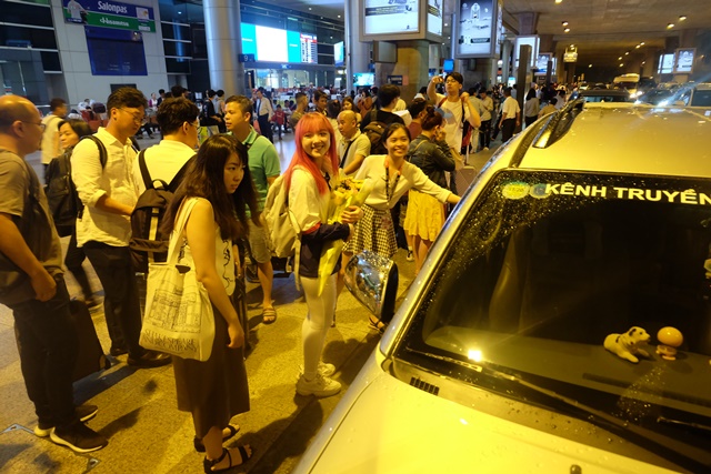 &#34;Bông hồng lai&#34; 10X Thái Lan hút hồn fan Việt tại sân bay - 7