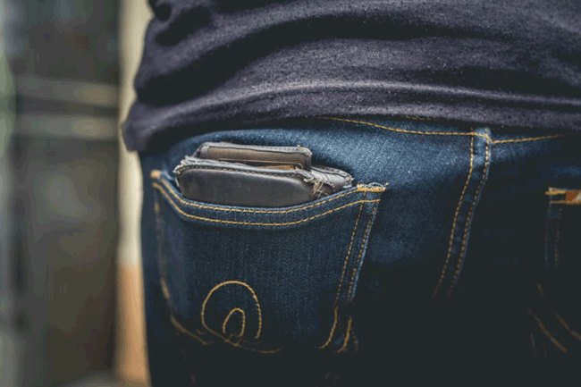 3. Để ví sau túi quần: Thói quen này làm cho mông của bạn không đều nhau, có thể gây ra đau thắt lưng, đau hông, thậm chí đau ở lưng trên hoặc vai. Sự hiện diện của một chiếc ví ở túi sau cũng có thể gây khó chịu cho các dây thần kinh ở lưng và chân.
