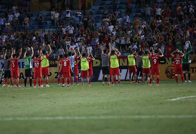 Các cầu thủ HAGL tới tri ân hội CĐV với màn ăn mừng Viking