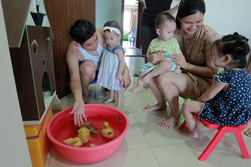 Chiều con, nhưng chắc chắn việc nuôi vịt như vậy trong các căn hộ sẽ khó... lâu dài. Bởi những chú vịt sẽ lớn rất nhanh và phóng uế bừa bãi khắp nhà.