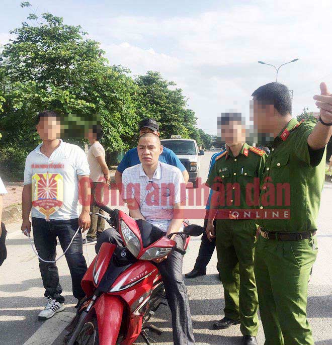 Đối tượng Vì Văn Toán (ngồi trên xe máy) tại buổi thực nghiệm hiện trường sáng nay 18-7.