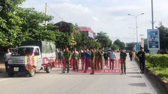 Nhiều Cảnh sát được huy động bảo vệ hiện trường thực nghiệm sáng 18-7.