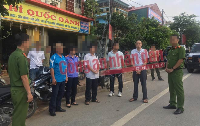 Cơ quan CSĐT Công an tỉnh Điện Biên dẫn giải đối tượng chủ mưu Vì Văn Toán tổ chức thực nghiệm hiện trường