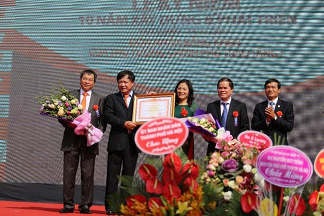 Trường ĐH Đại Nam nhận Bằng khen của Thủ tướng chính phủ trong dịp kỷ niệm 10 năm thành lập trường (14/7/2017).