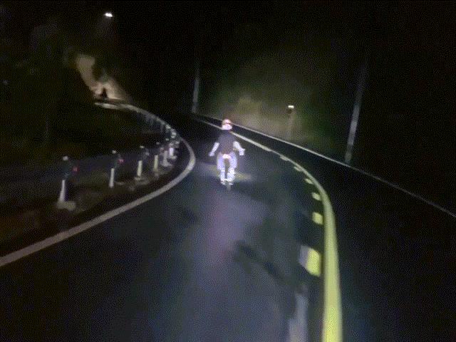 Tin tức trong ngày - Hoảng hốt với thanh niên buông tay lái khi đổ đèo Tam Đảo