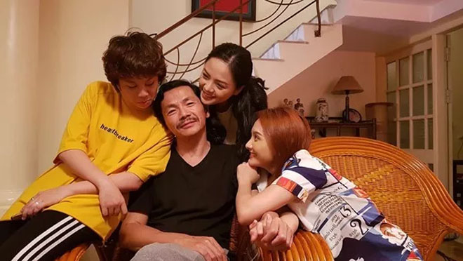 Ga đình hạnh phúc của ông Sơn trong "Về nhà đi con".