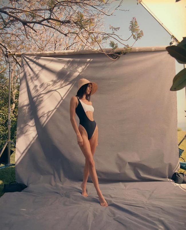 Bikini, monokini khoét hông cũng là item khoe chân vô cùng hiệu quả.