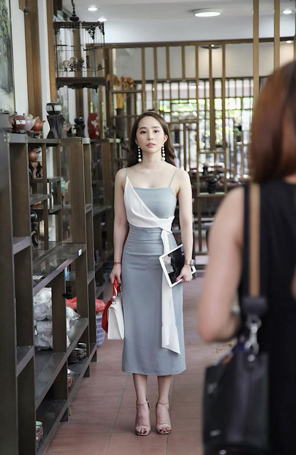 Thời trang trong phim của Nhã cũng bị chị em bàn tán, mổ xẻ.