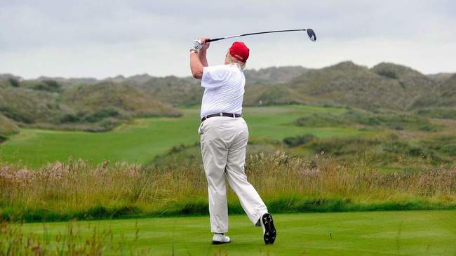 Kể từ khi có được sân golf đầu tiên vào năm 1999, Donald Trump đã mua thêm 15 câu lạc bộ với các địa điểm trải dài từ Châu Mỹ tới Trung Đông.