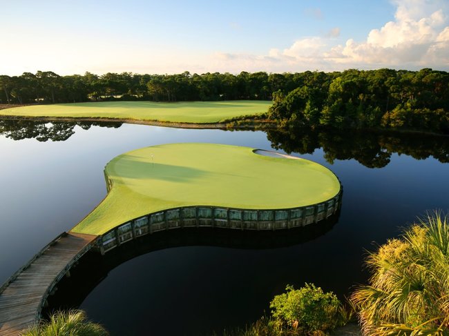 Câu lạc bộ golf của Tổng thống Trump tại Jupiter, Florida bao gồm sân golf 18 lỗ, khu phức hợp bể bơi, spa và thẩm mỹ viện, sân tennis và biệt thự.