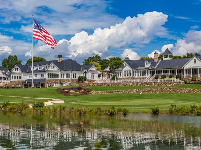 Câu lạc bộ golf của Tổng thống Trump tại Charlotte, Bắc Carolina bao gồm một sân golf 18 lỗ, khu phức hợp hồ bơi, spa và sân tennis.