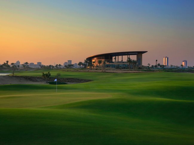 Câu lạc bộ golf của Tổng thống Trump tại Dubai bao gồm một sân golf 18 lỗ, một sân par-3, một câu lạc bộ rộng 2.787 mét vuông, một hồ bơi, một khu tập thể dục, một khách sạn sang trọng và các studio đu quay trong nhà.