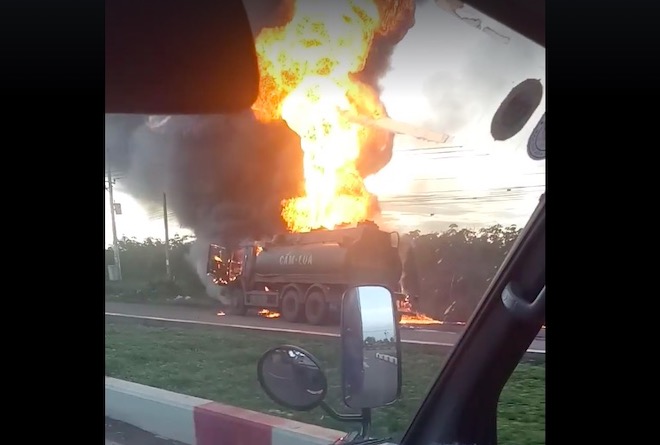 Xe bồn chở xăng cháy phừng phực sau khi va chạm với xe tải.