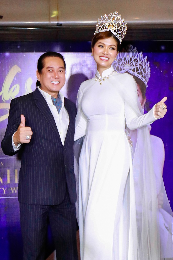 Trong bữa tiệc, Hoa hậu quê Vũng Tàu lựa chọn bộ áo dài trắng và đội vương miện trị giá&nbsp;50.000 USD